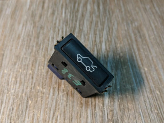 кнопка открытия багажника BMW 7 серия E38 [рестайлинг] 2000, 3.0 л., бензин, АКПП, кабриолет, 61318365579, 8365579