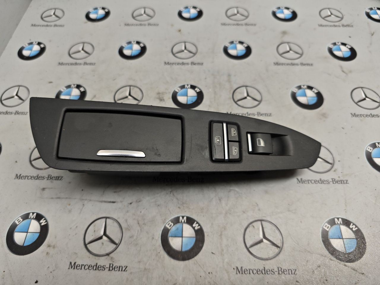 блок управления стеклоподъемниками задней левой BMW 7 серия F01/F02 2011, 3.0 л., N54 B30 A, бензин, 9195269 - фото №1