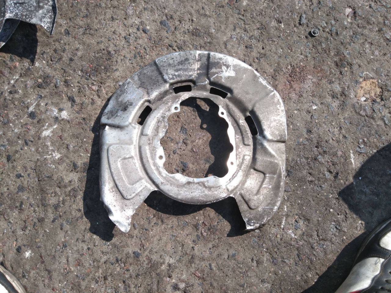 защитный кожух тормозного механизма BMW X5 E70 2008, 6771967 - фото №1