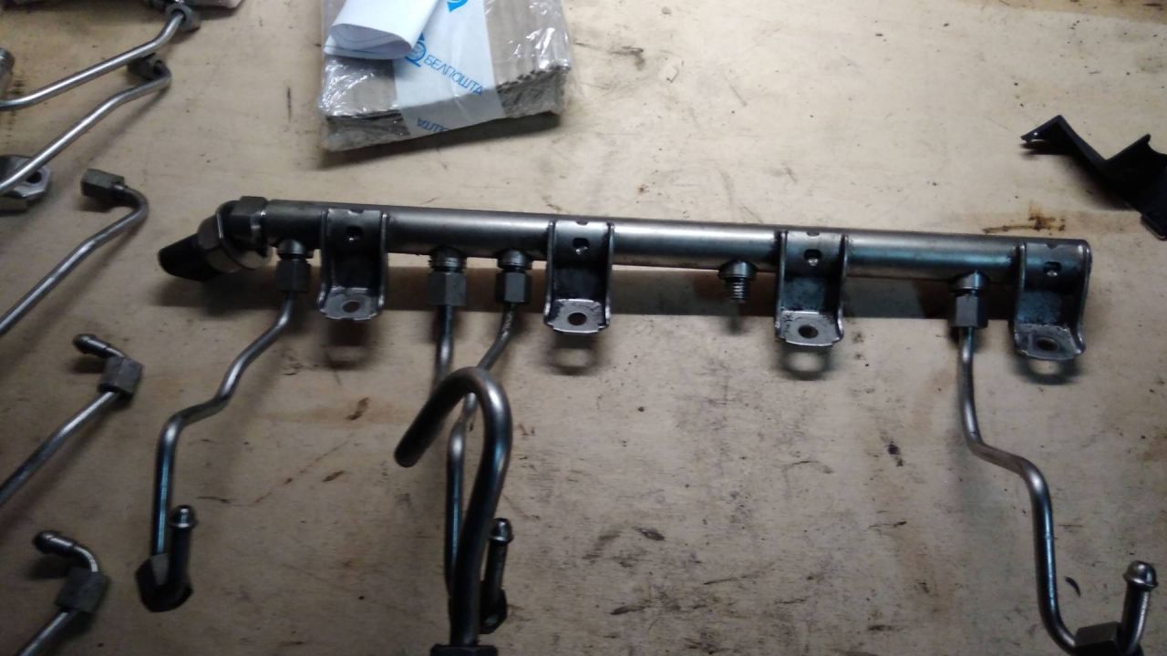 топливная рампа BMW 7 серия F01/F02 2011, 3.0 л., бензин, седан, 7537319 - фото №1