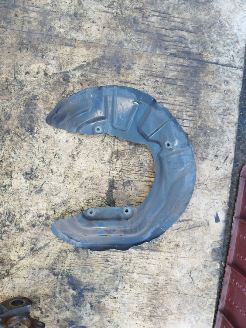 защитный кожух тормозного механизма BMW X3 F25 2014, 2.8 л., бензин - фото №1