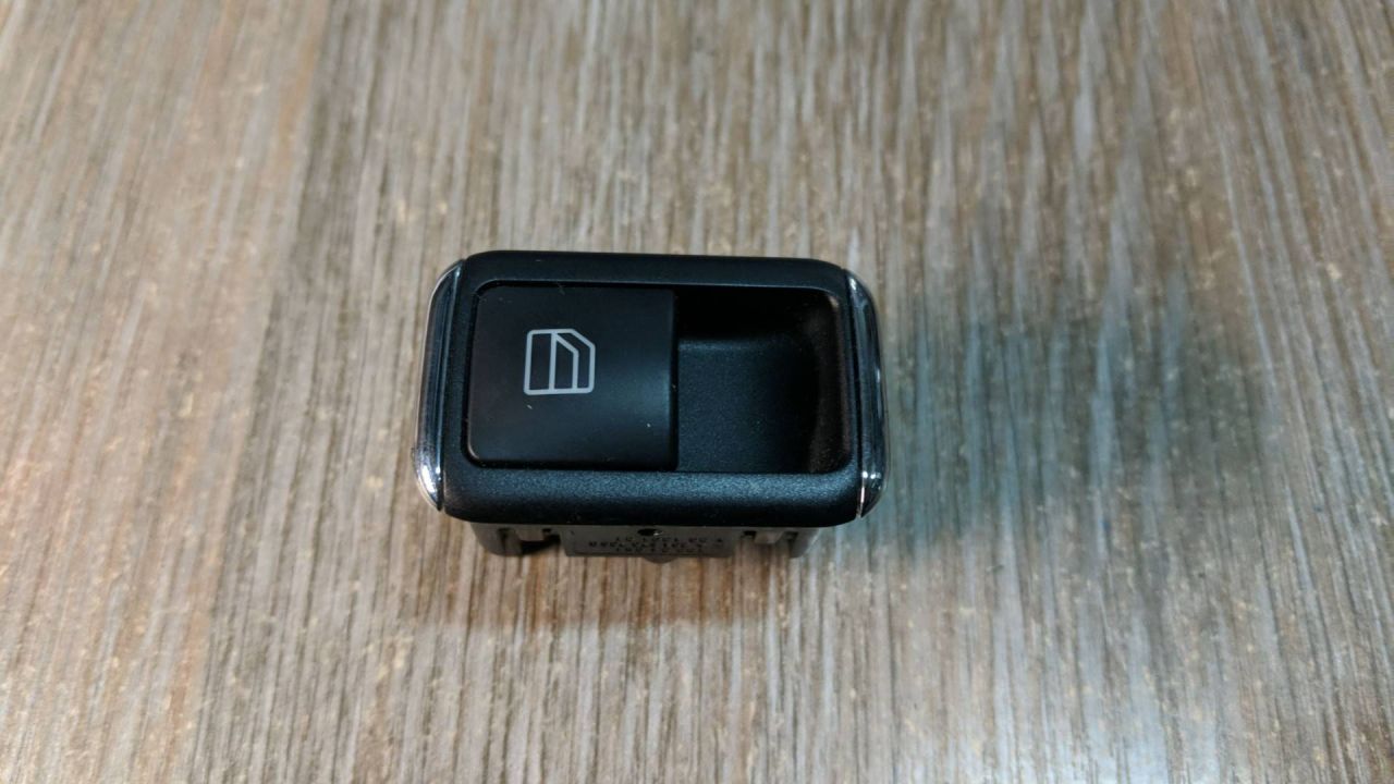кнопка стеклоподъемника двери задней левой Mercedes-Benz E-Класс W212/S212/C207/A207 2010, 2.2 л., дизель, АКПП, седан, задний привод, правый руль, A2047807358 - фото №1