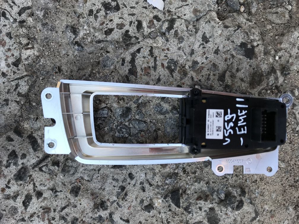 кнопка ручного тормоза (ручника) BMW 7 серия F01/F02 2009, 4.4 л., N63 B44 A, бензин, АКПП, седан, 10041037 - фото №1