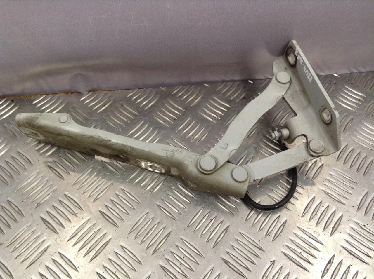 петля капота правая BMW 5 серия E60/E61 2005, 3.0 л., дизель, АКПП, универсал, 7008728 - фото №1