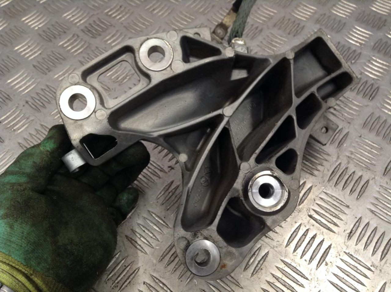 кронштейн двигателя BMW X5 E70 2007, 3.0 л., N52 B30 A, бензин, АКПП, внедорожник 5 дв. - фото №1