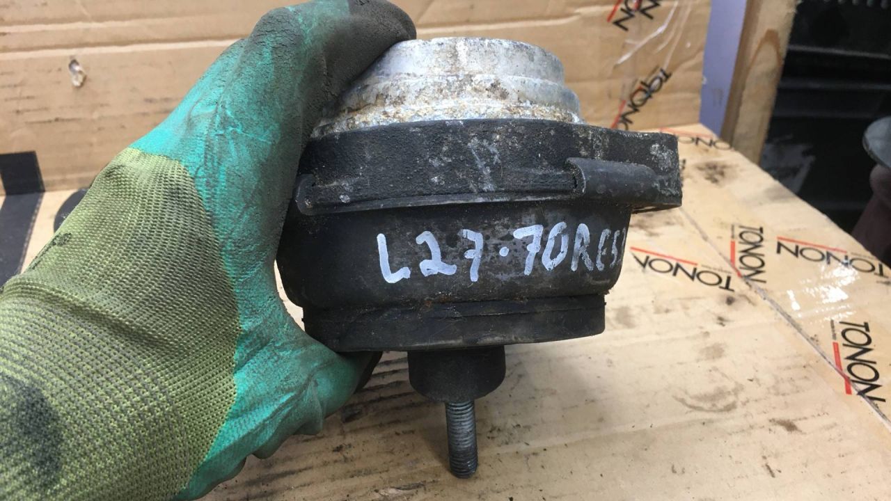 подушка крепления двигателя BMW X5 E53 2000, 4.4 л., бензин, АКПП, внедорожник 5 дв., 6758428 - фото №1