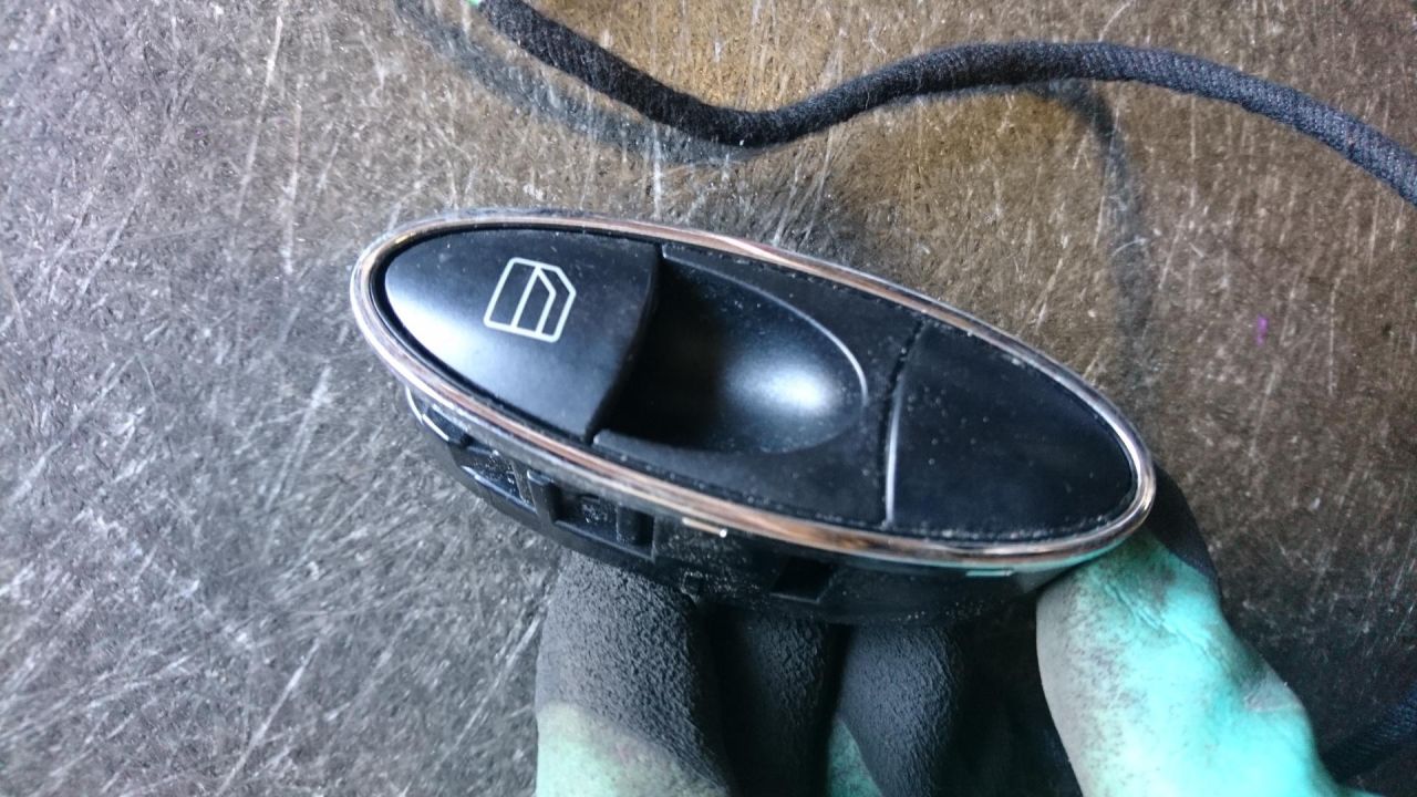 кнопка стеклоподъемника двери задней правой Mercedes-Benz CLS-Класс C219 2007, 3.0 л., OM 642.920, дизель, АКПП, купе, A2118219958 - фото №1