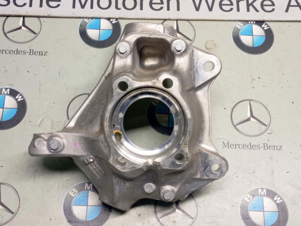 кулак поворотный левый BMW 2023, 2.0 л., бензин, 416, 6882597, 6882599, 6882595 - фото №1