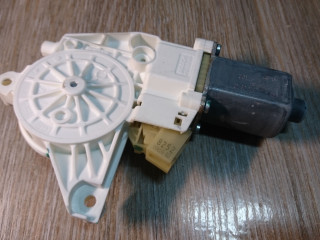 моторчик стеклоподъемника передний правый Mercedes-Benz M-Класс W164 [рестайлинг] 2010, 3.0 л., OM 642.820, дизель, АКПП, серебристый, внедорожник 5 дв., правый руль, A2518200842