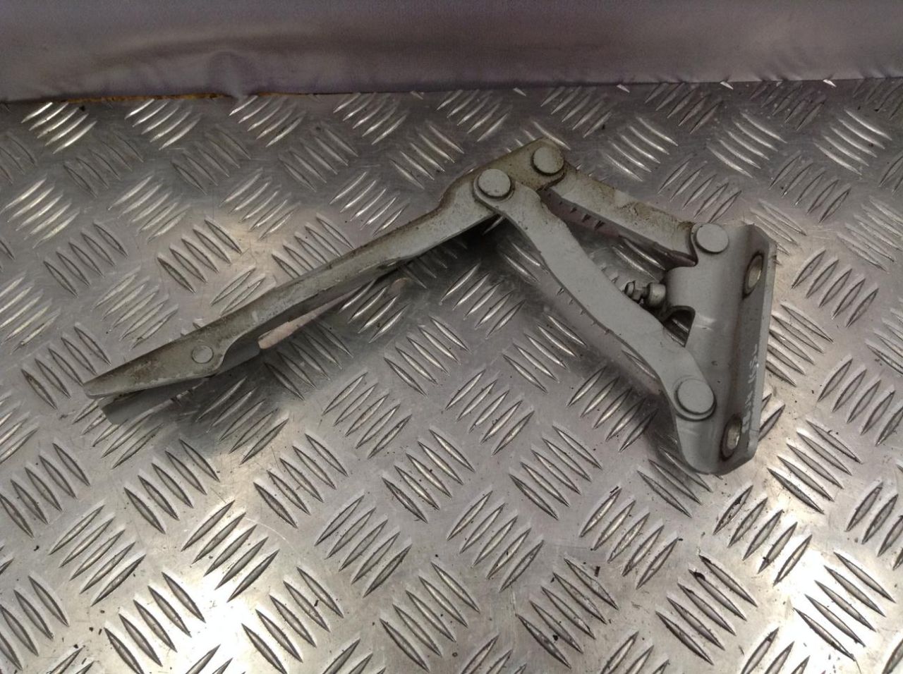 петля капота левая BMW 5 серия E60/E61 2005, 3.0 л., дизель, АКПП, универсал, 7008727 - фото №1