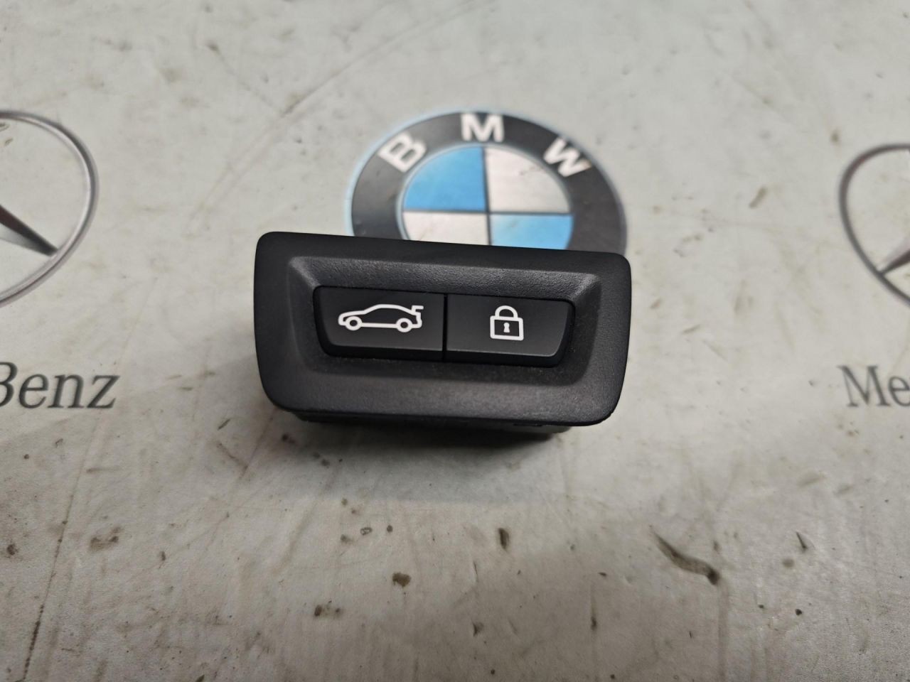 кнопка открытия багажника BMW 2 серия Active Tourer F45 2015, 2.0 л., бензин, 9275121 - фото №1