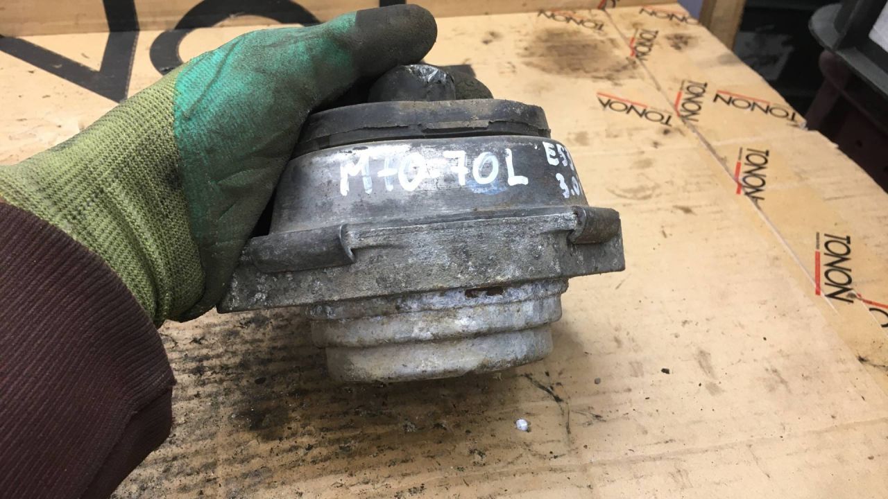 подушка крепления двигателя BMW X5 E53 2001, 3.0 л., бензин, АКПП, внедорожник 5 дв., 6758430 - фото №1