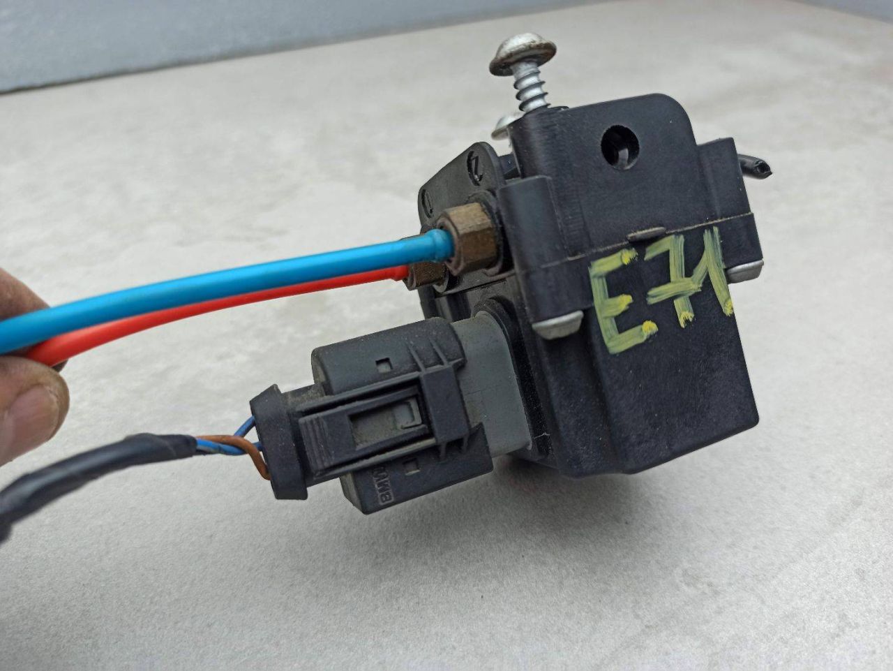 клапана пневмоподвески BMW X6 E71/E72 (2007 - 2012) - фото №1