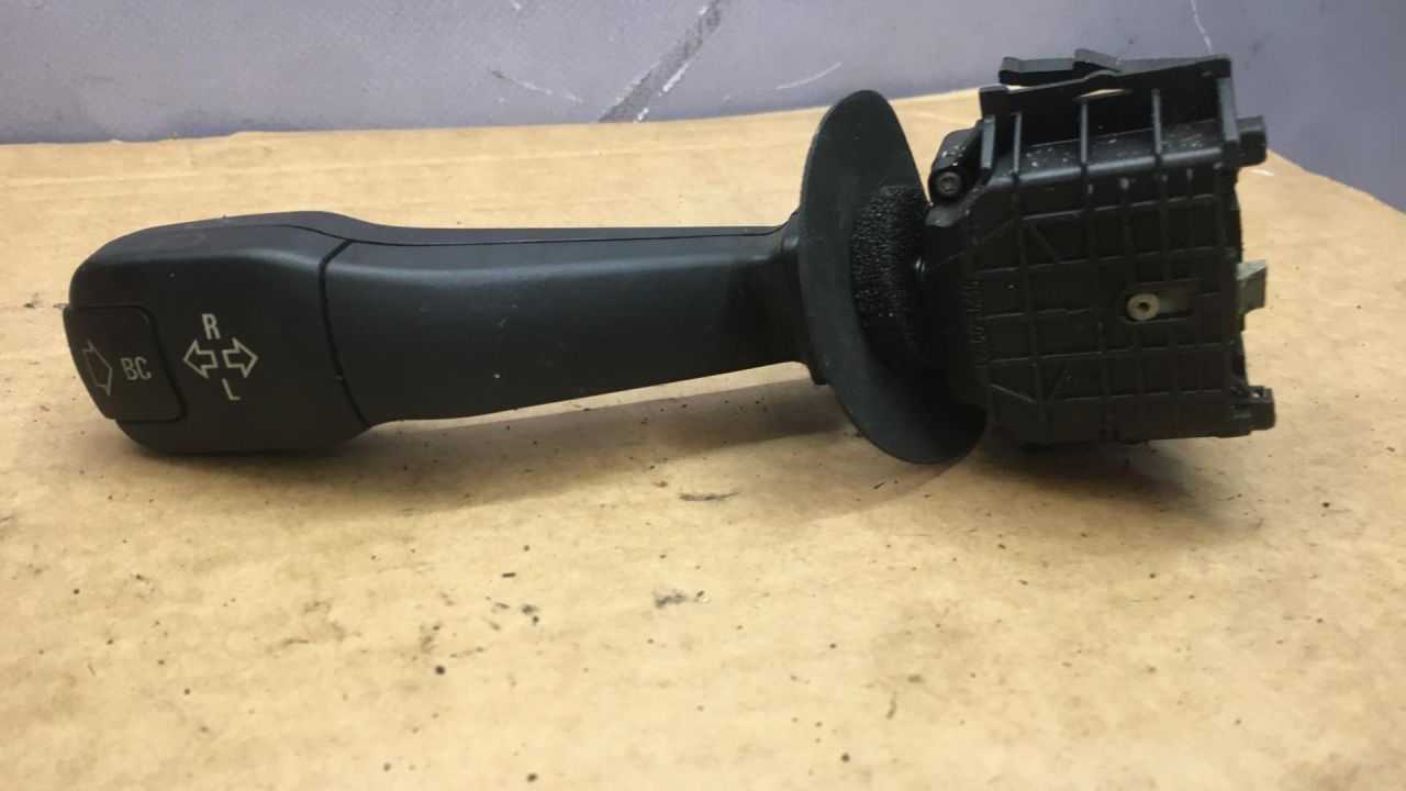 переключатель поворотов BMW 5 серия E39 1999, 2.5 л., дизель, АКПП, универсал, 8352172 - фото №1