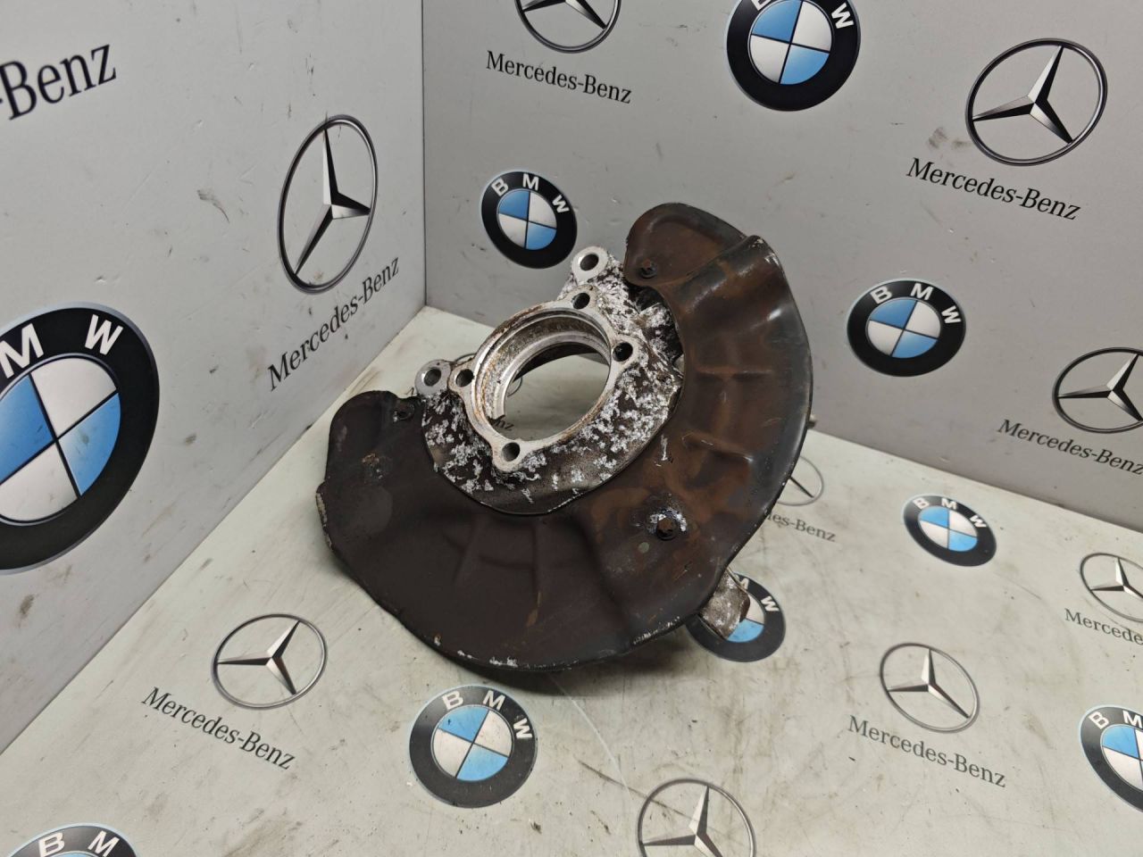 кулак поворотный левый Mercedes-Benz GLB-Класс 1 поколение 2022, бензин, задний привод, A2473320100 - фото №1