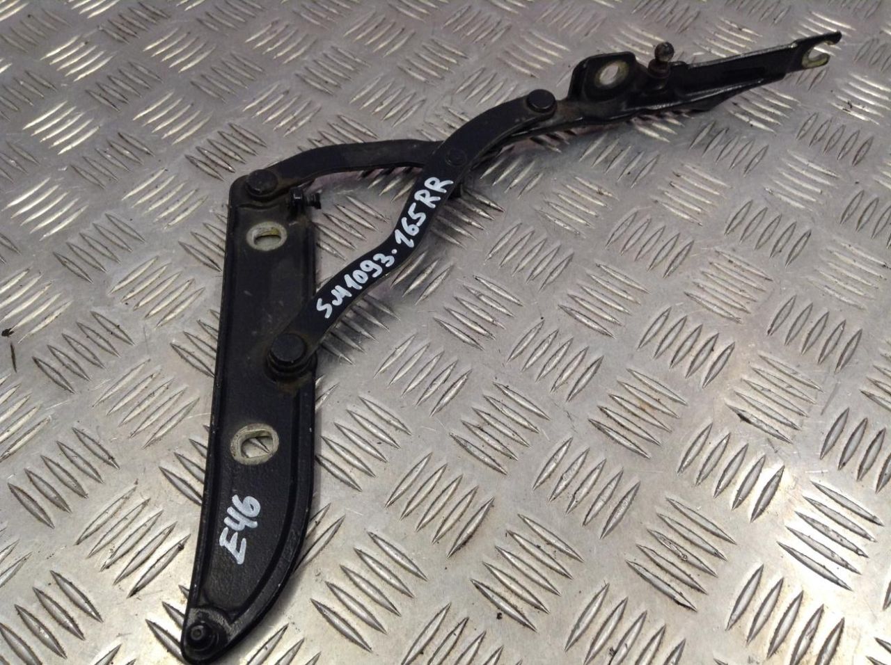 петля крышки багажника BMW 3 серия E46 2002, 2.2 л., бензин, АКПП, седан - фото №1