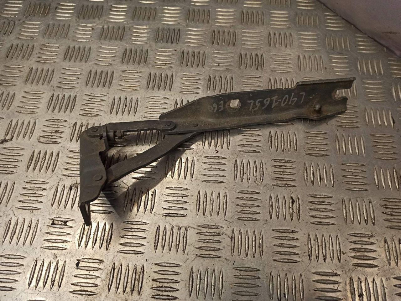 петля капота левая BMW 5 серия E60/E61 2006, 3.0 л., дизель, АКПП, серый, седан, 7008727 - фото №1