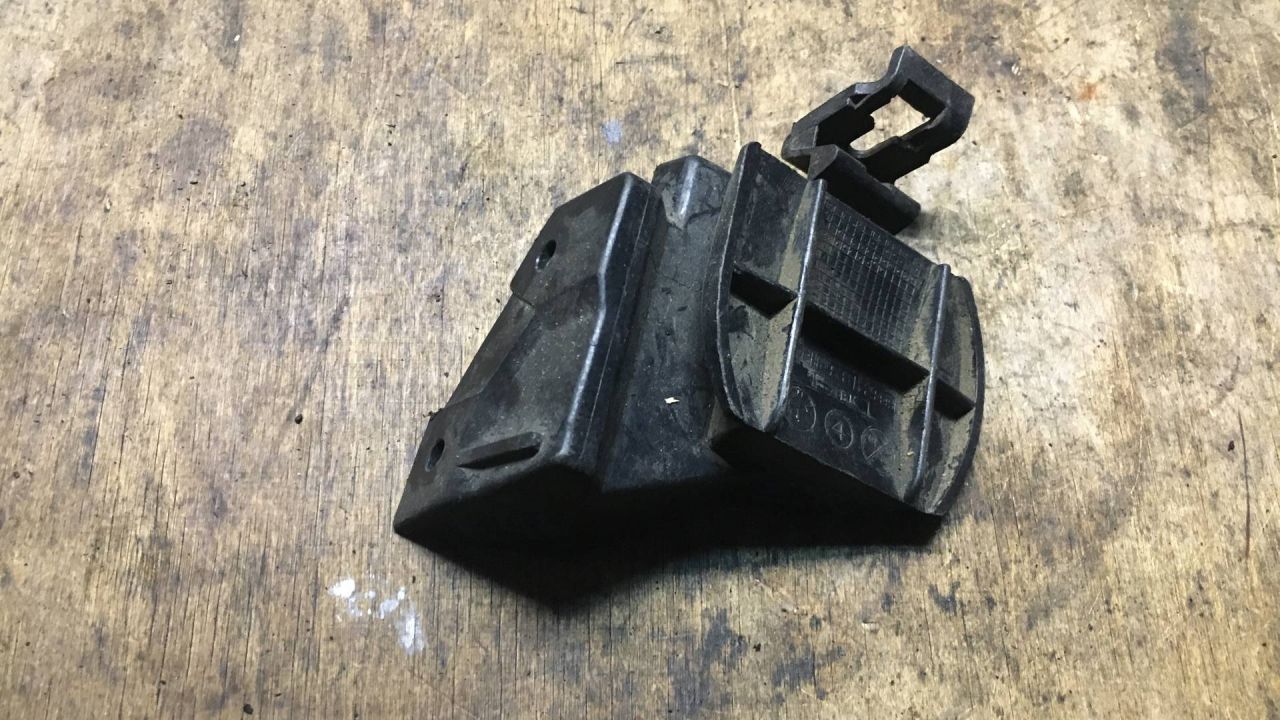 Крепление бампера переднего BMW 3 серия E46 2001, 2.0 л., бензин, 8195322 - фото №1