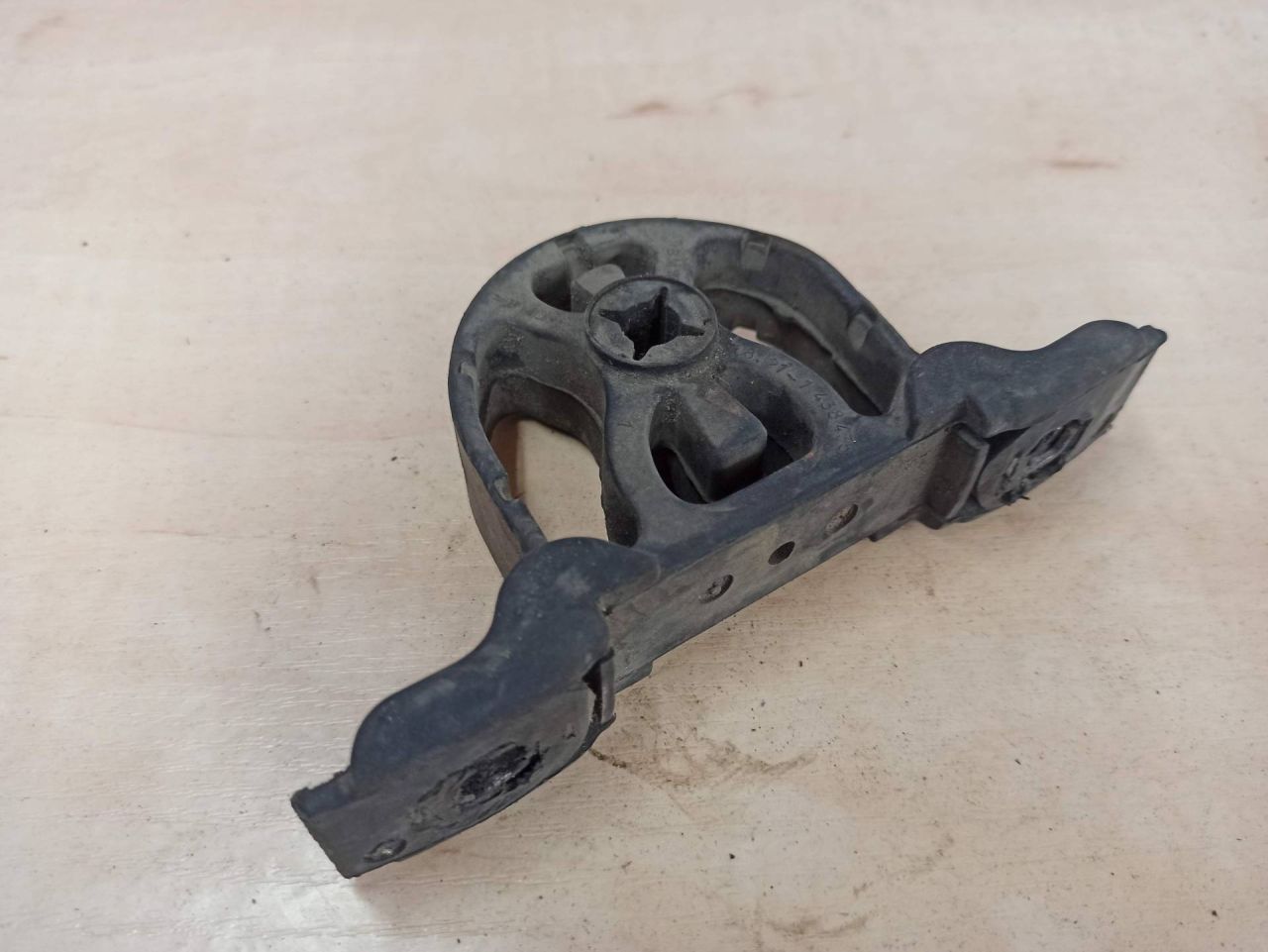 кронштейн глушителя BMW X5 E53 2003, 4.6 л., бензин, 7503027 - фото №1