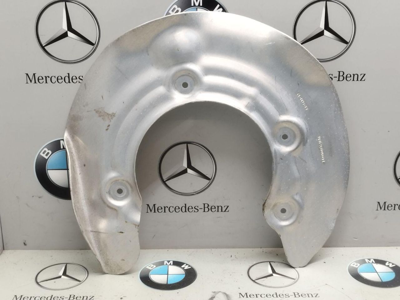 защитный кожух тормозного механизма BMW 2024, 2.0 л., бензин, 6870532 - фото №1