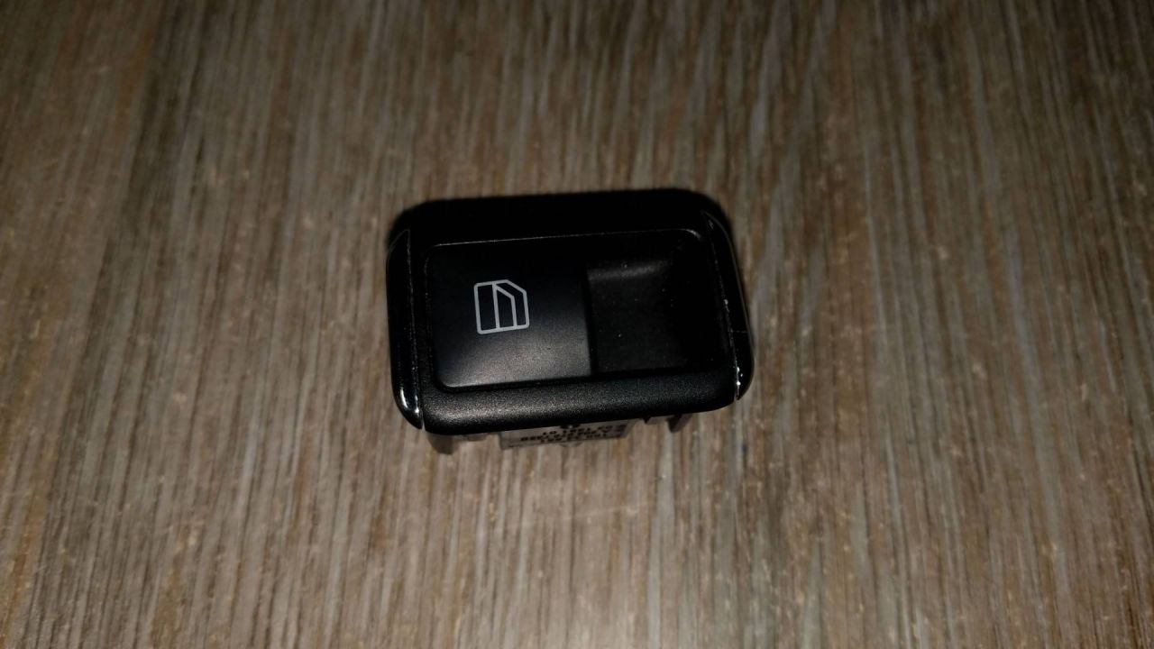 кнопка стеклоподъемника двери задней правой Mercedes-Benz E-Класс W212/S212/C207/A207 2010, 2.2 л., дизель, АКПП, седан, задний привод, правый руль, A2047807358 - фото №1