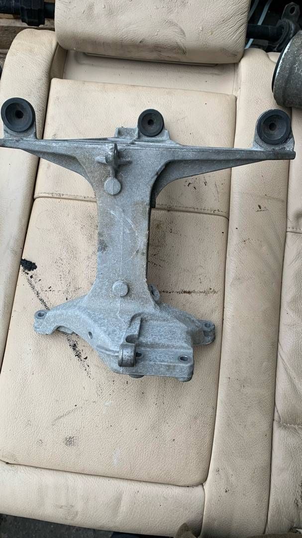 кронштейн двигателя Mercedes-Benz C-Класс W205/S205/C205 2015, 2.0 л., M 274.920, бензин, 2740980939 - фото №1