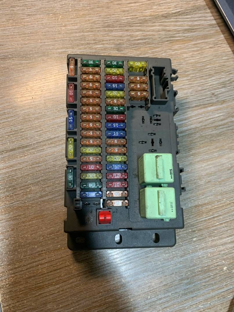 блок предохранителей Mini Cooper 1 поколение 2001, 1.6 л., W10 B16 A, бензин, АКПП, красный, хетчбэк 5 дв., 084656300301, 1509011, 518030317 - фото №1