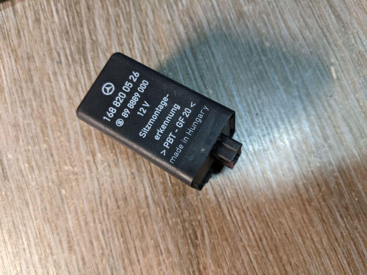 блок управления сиденьем Mercedes-Benz A-Класс W168 2000, бензин, 1688200526, A1688200526 - фото №1