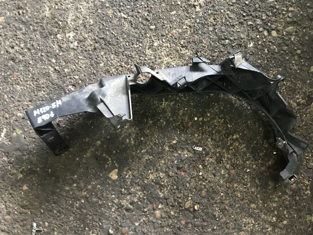 крепление фары левой BMW 3 серия E90/E91/E92/E93 2006, 2.0 л., дизель, АКПП, седан - фото №1