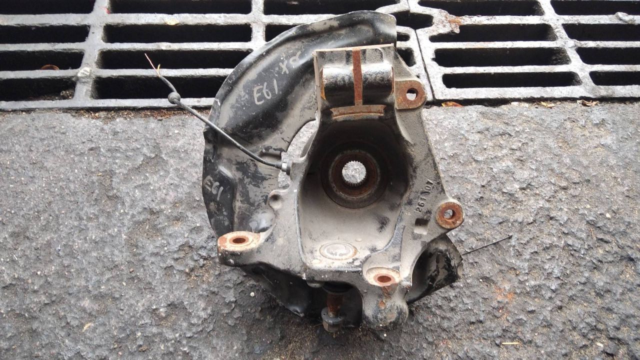 кулак поворотный левый BMW 5 серия E60/E61 2007, полный привод - фото №1