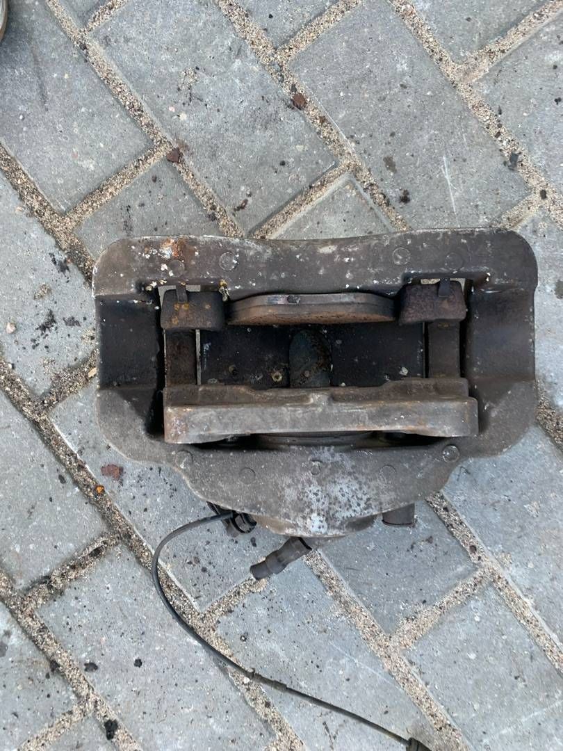 суппорт передний левый BMW 7 серия E65/E66/E67 2002, 4.4 л., бензин, АКПП, седан - фото №1