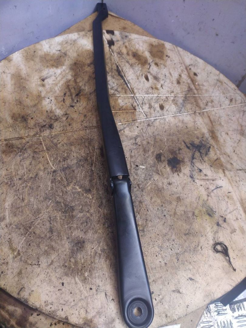 щеткодержатель (поводок стеклоочистителя, дворник) BMW 5 серия G30/G31 2020, 2.0 л., B46 B20 B, бензин, 9463873 - фото №1