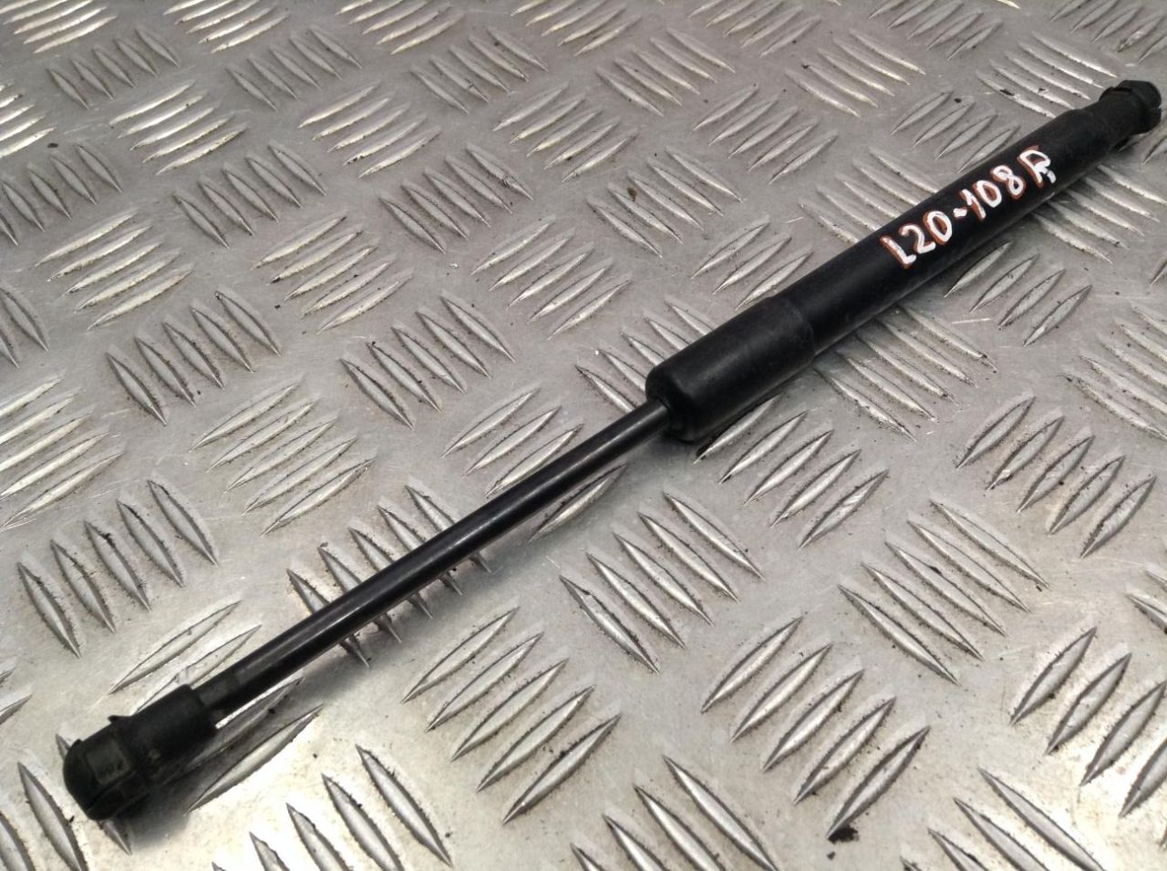 амортизатор капота BMW 5 серия E60/E61 2006, 4.8 л., N62 B48 A, бензин, АКПП, универсал - фото №1