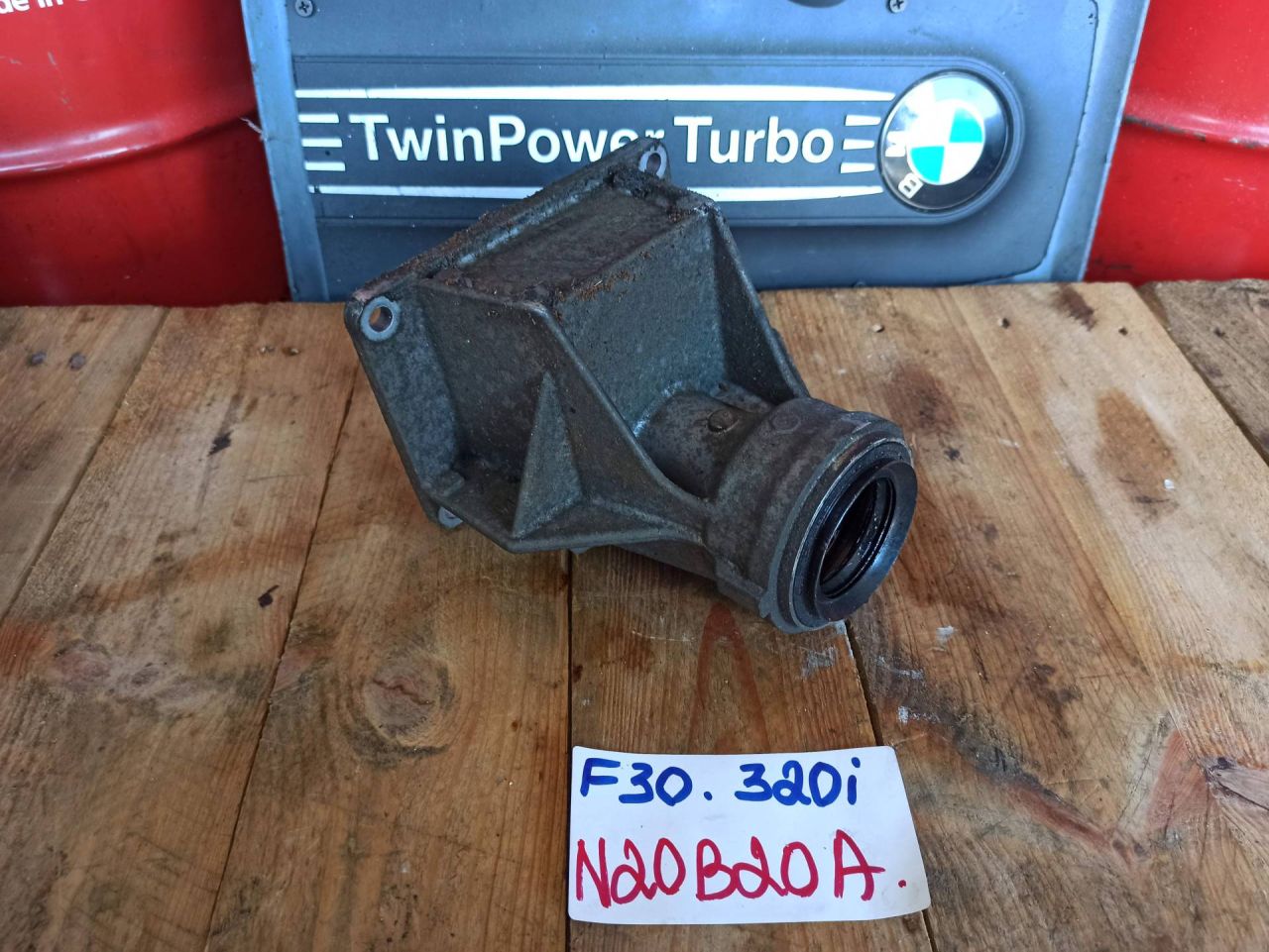 кронштейн полуоси BMW 2014, 2.0 л., N20 B20 B, бензин, 7601996 - фото №1