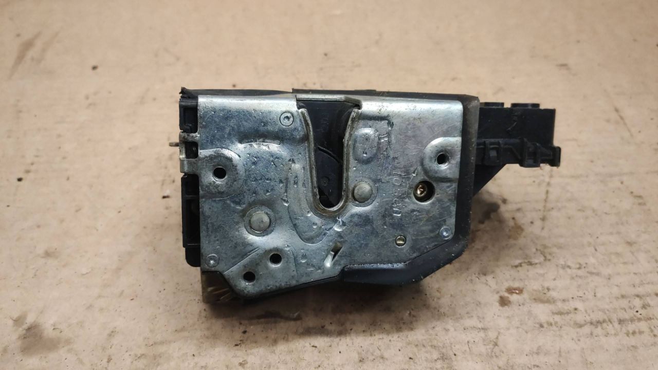 замок двери передней правой BMW 3 серия E46 2002 - фото №1