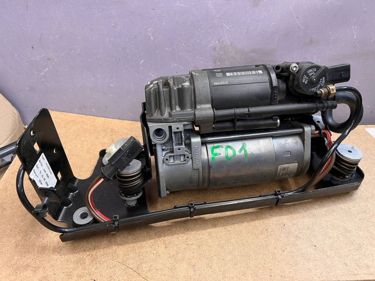 компрессор пневмоподвески BMW 7 серия F01/F02 2009, 4.4 л., N63 B44 A, бензин - фото №1