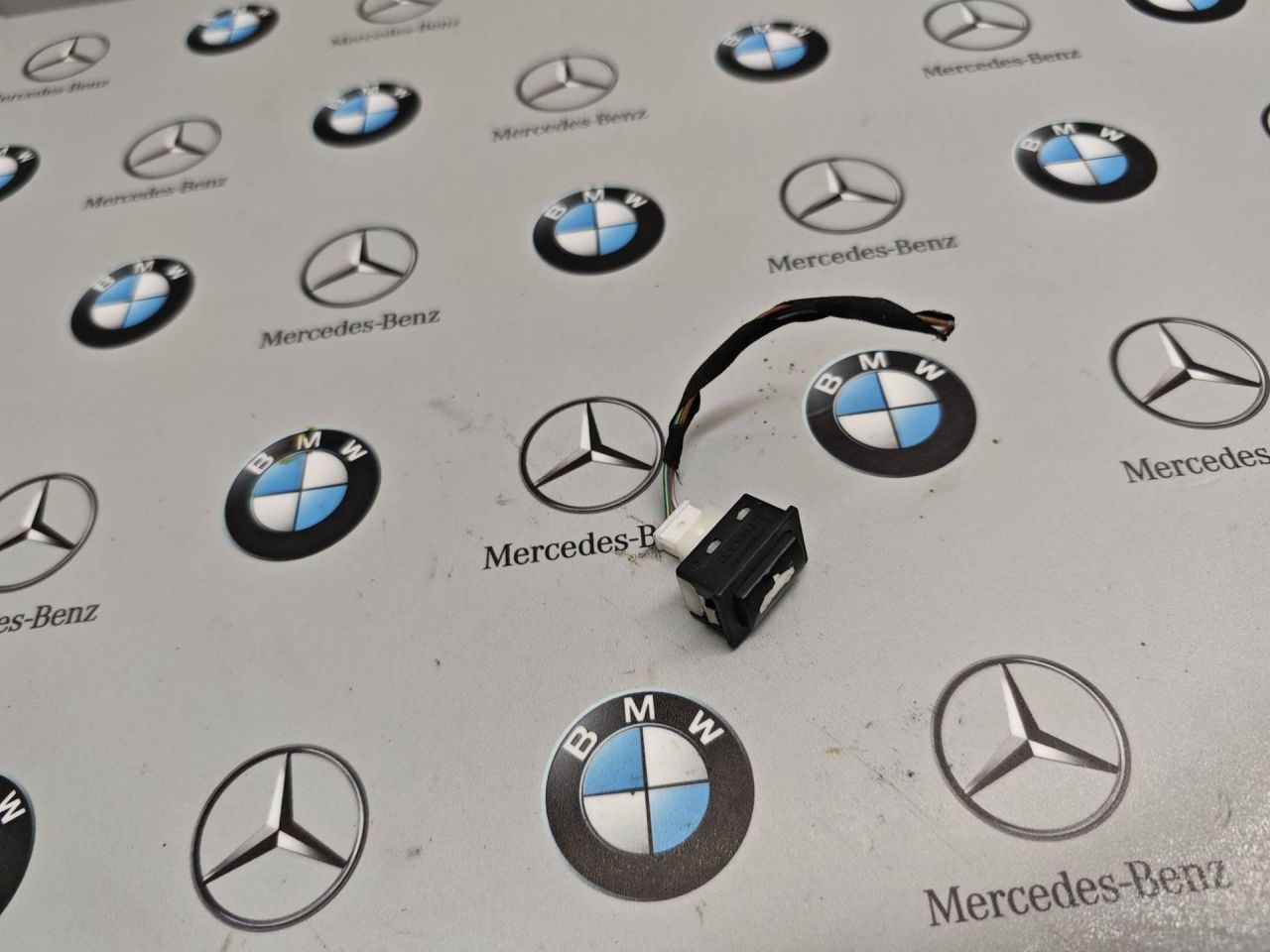 кнопка открытия багажника BMW X3 F25 2014, 2.8 л., бензин, 9200316 - фото №1