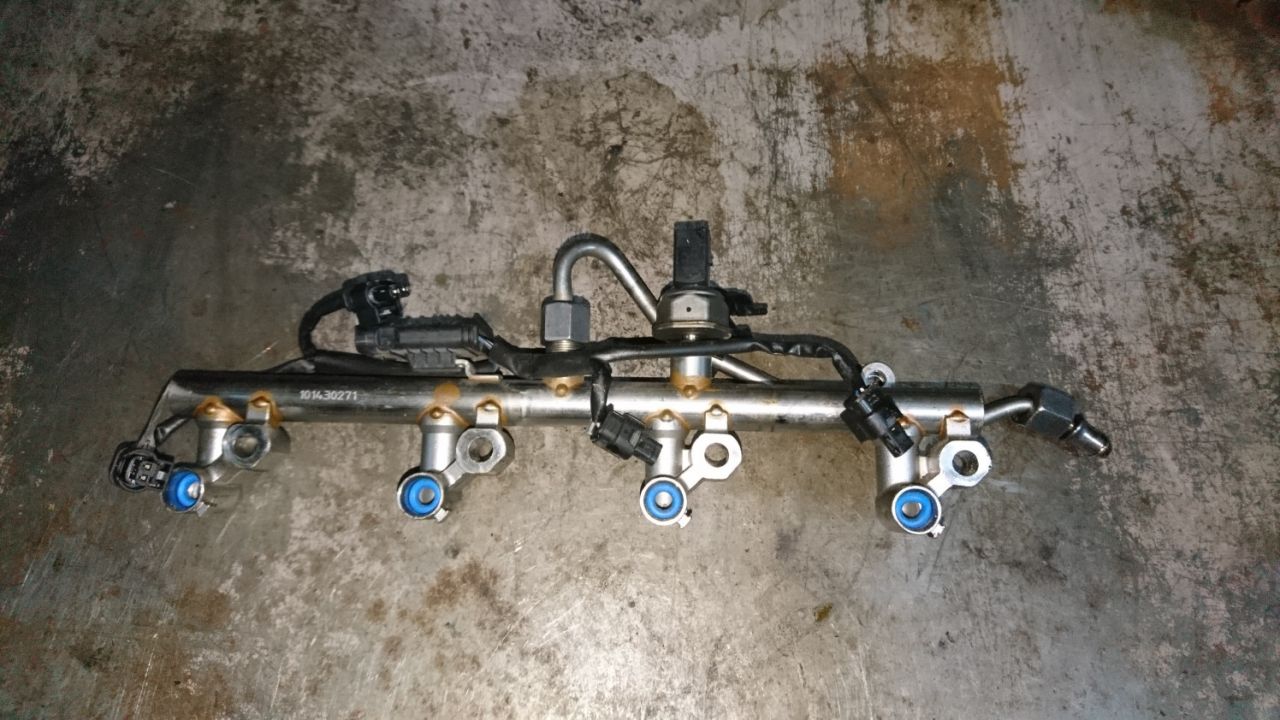 топливная рампа Mercedes-Benz E-Класс W212/S212/C207/A207 2011, 1.8 л., M 271.860, бензин, АКПП, черный, кабриолет, A2710705495, A2710705595 - фото №1