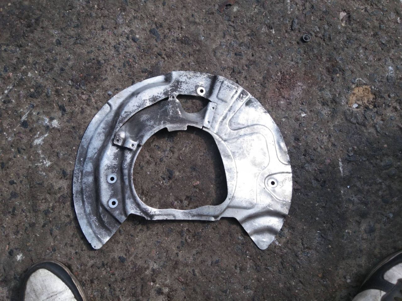 защитный кожух тормозного механизма BMW X5 F15 2016, 6857978 - фото №1