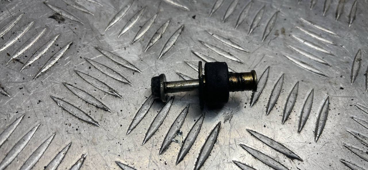 болт двигателя BMW 3 серия E90/E91/E92/E93 2007, 3.0 л., дизель, полный привод - фото №1