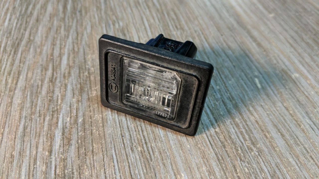 подсветка номера Mercedes-Benz M-Класс W166 2012, 2.1 л., OM 651.960, дизель, АКПП, мокрый асфальт, внедорожник 5 дв., 1729061100, A1729061100 - фото №1