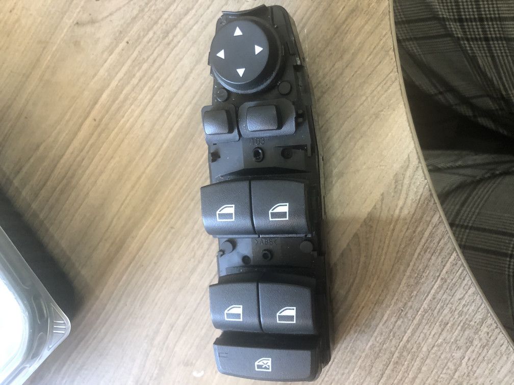 блок управления стеклоподъемниками BMW 2016, 2.0 л., B47 D20 A, дизель, АКПП, черный, седан, 9208111 - фото №1