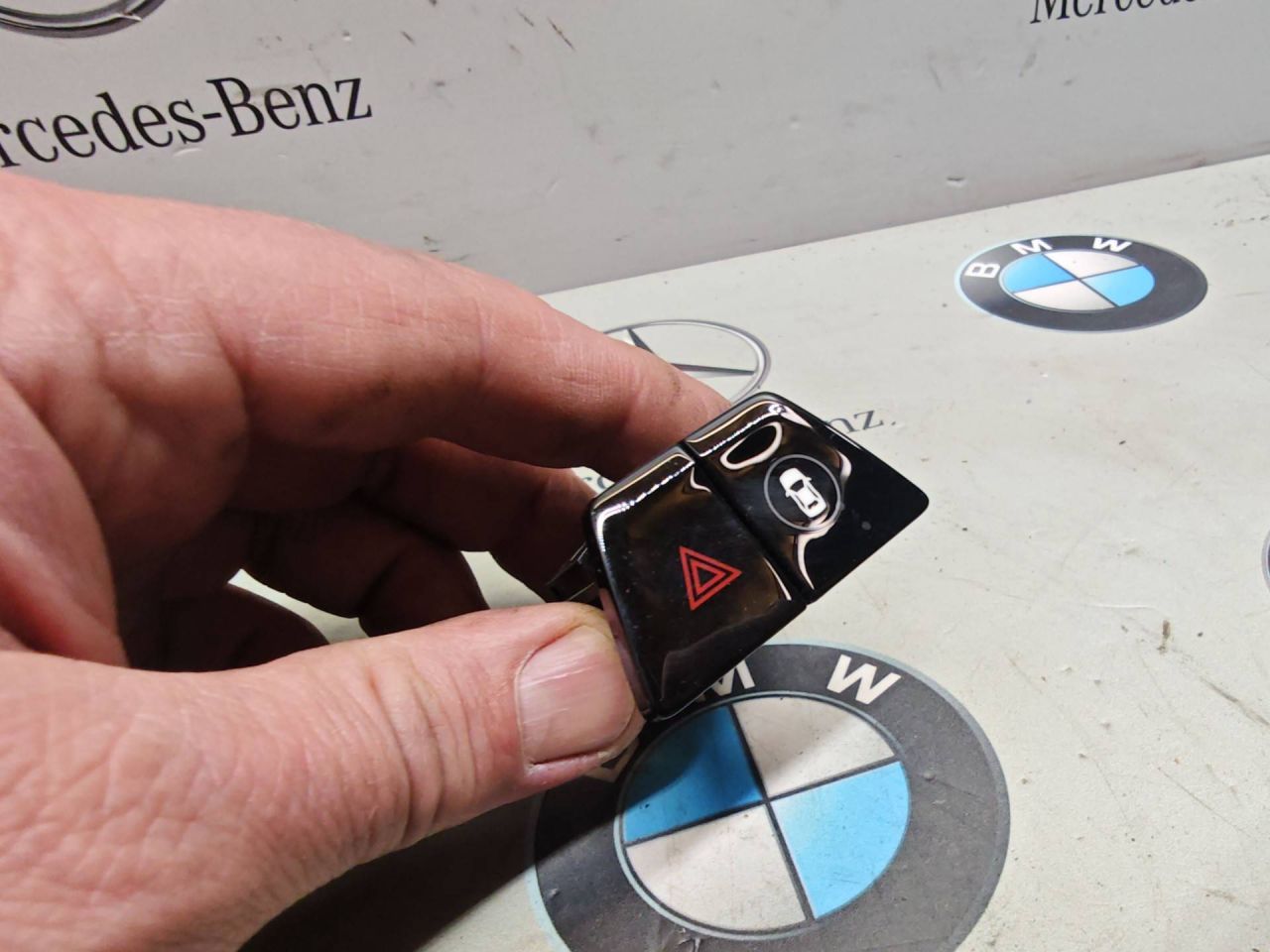 кнопка аварийной сигнализации BMW 6 GT G32 2019, 3.0 л., B58B30, бензин, 6993047 - фото №1