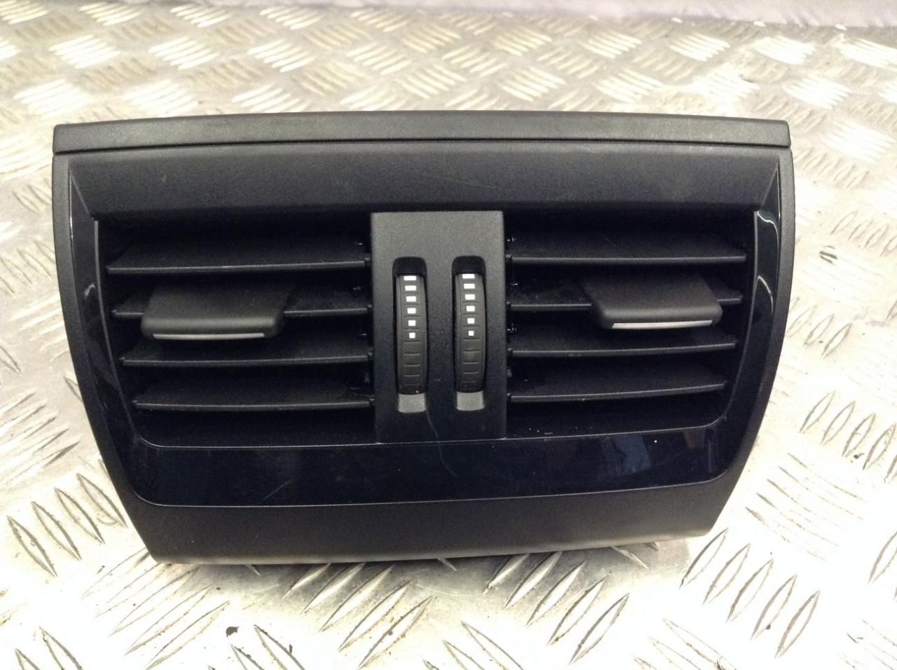 дефлектор обдува салона BMW X6 F16 2017, 3.0 л., N57 D30 B, дизель, АКПП, внедорожник 5 дв., 9252012, 9252013 - фото №1