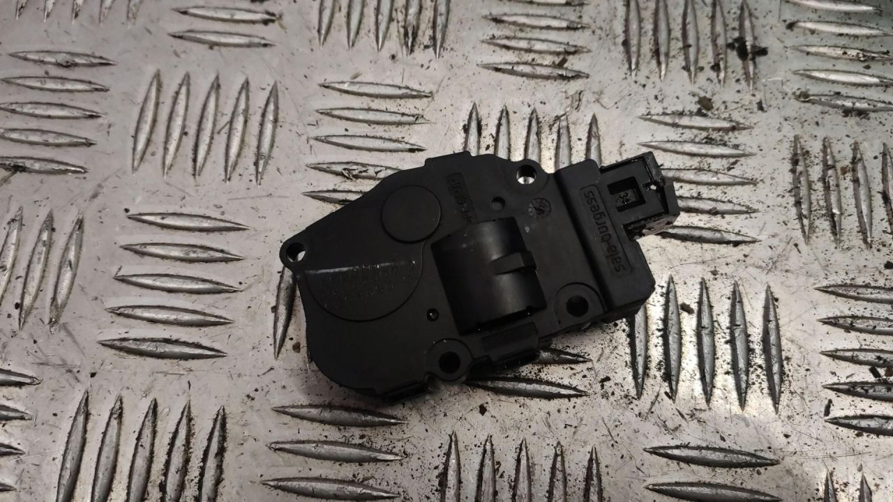 моторчик заслонки печки BMW 3 серия E90/E91/E92/E93 2007, 3.0 л., N53 B30 A, бензин, МКПП, мокрый асфальт, седан - фото №1