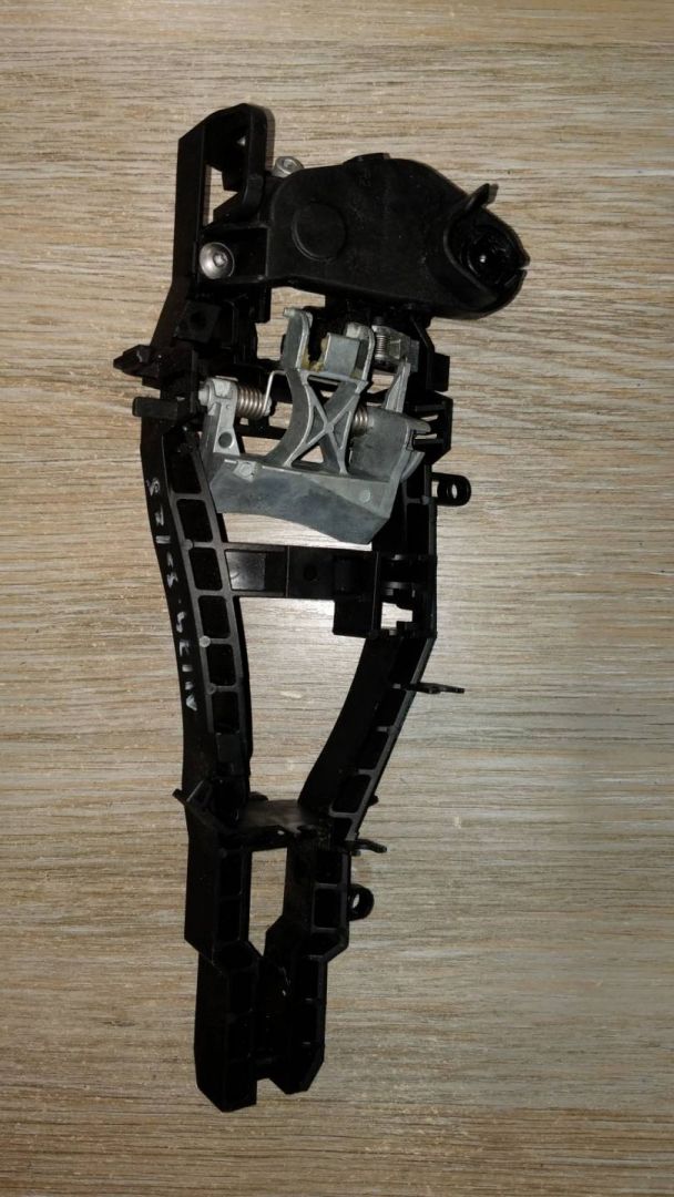 скелет ручки двери передней правой BMW 2013, 2.0 л., N47 D20 C, дизель, АКПП, хетчбэк 5 дв., правый руль - фото №1