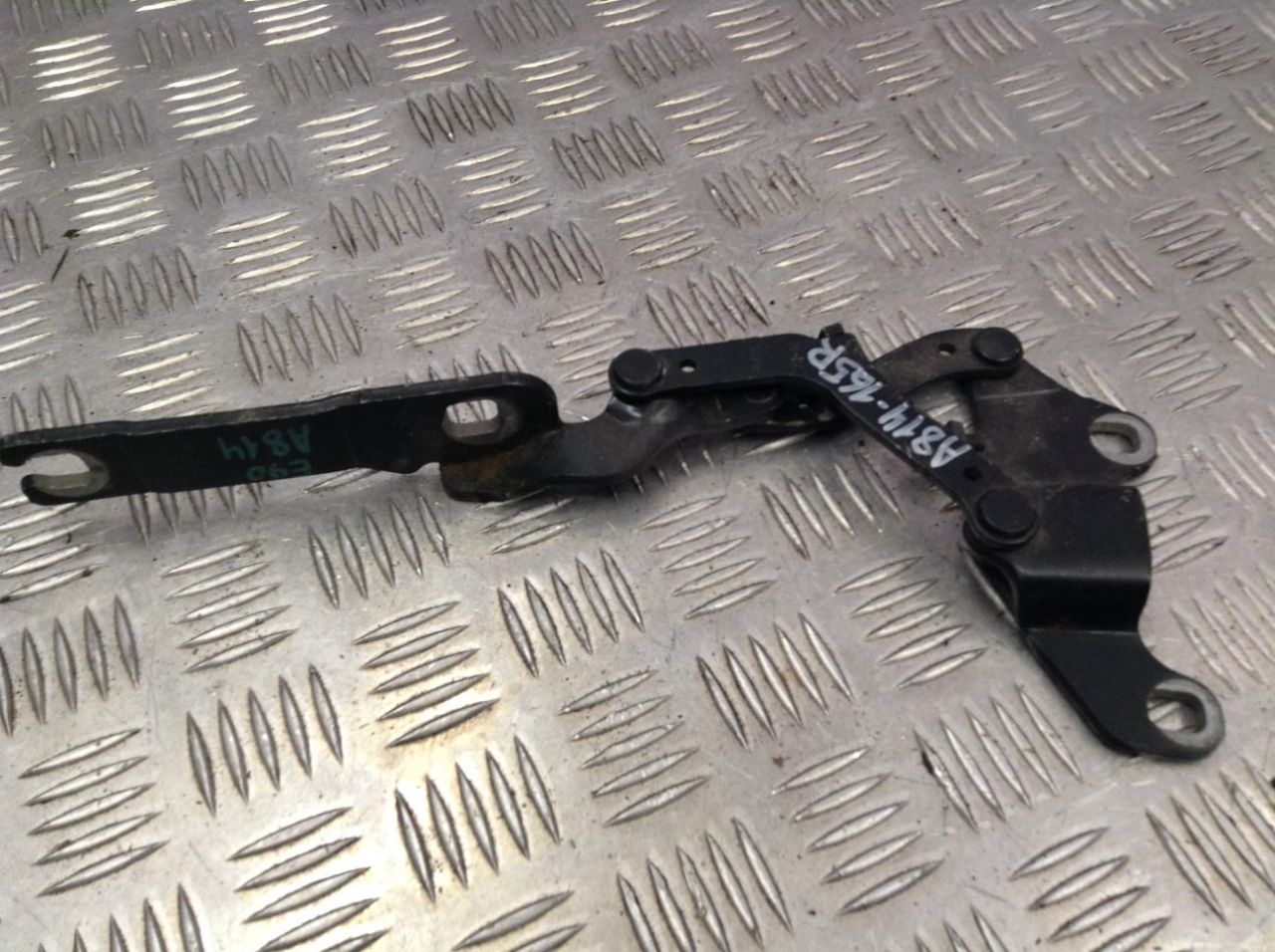 петля капота правая BMW 3 серия E90/E91/E92/E93 2006, 2.0 л., N47 D20 C, дизель, АКПП, седан, 7115264 - фото №1