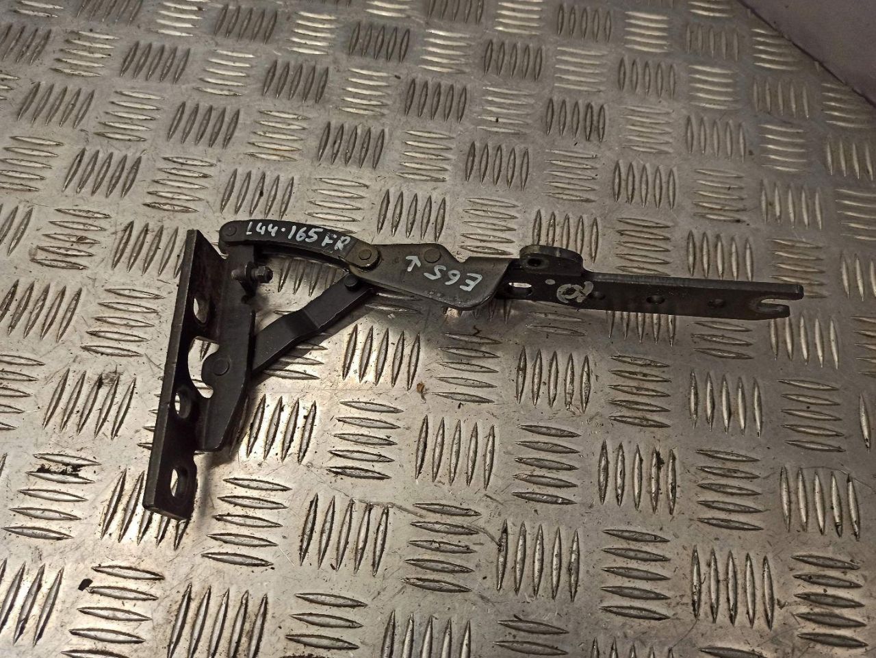 петля капота правая BMW 7 серия E65/E66/E67 2003, 4.4 л., бензин, АКПП, седан, 8240334 - фото №1