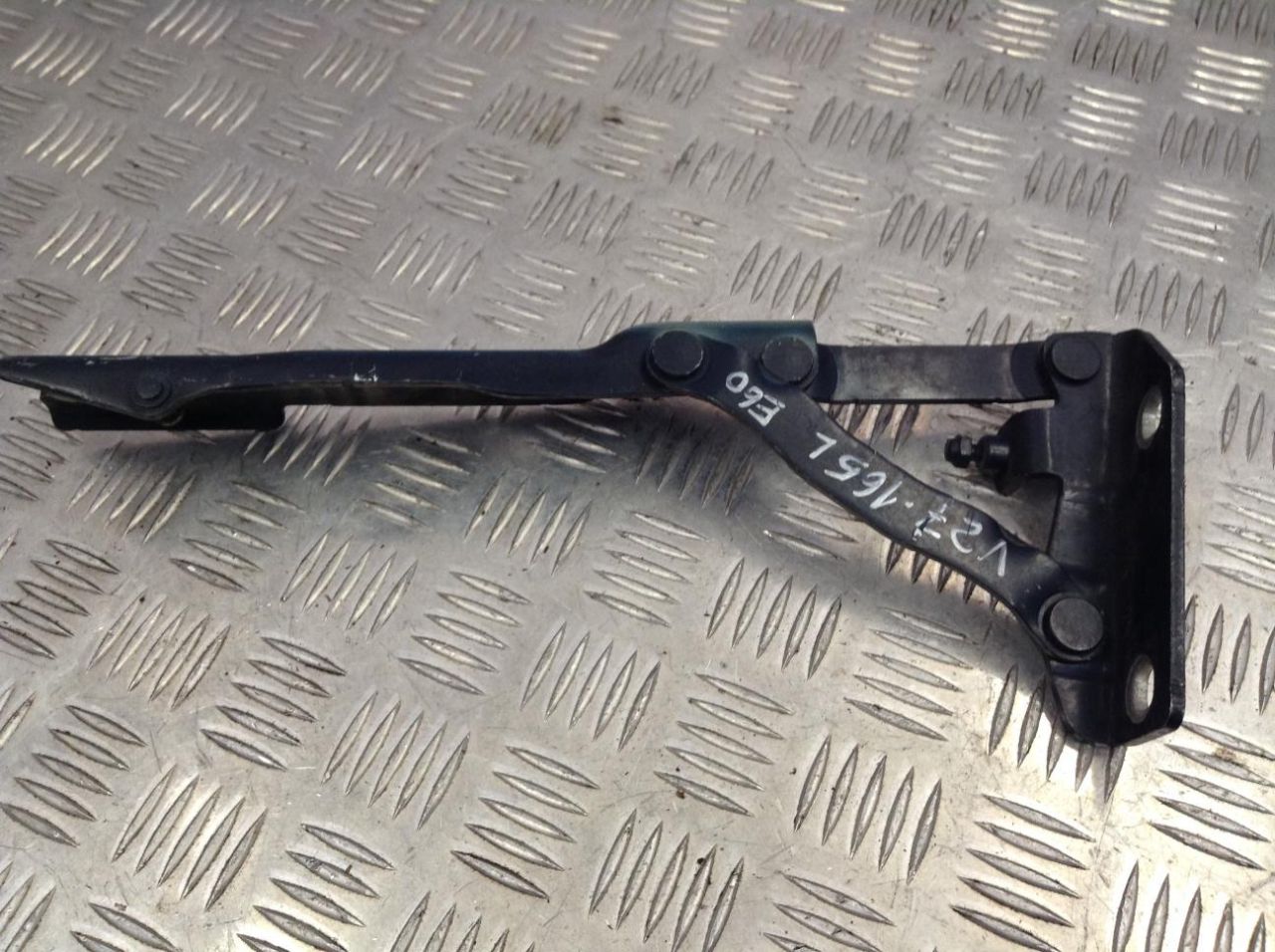 петля капота левая BMW 5 серия E60/E61 2005, 2.2 л., бензин, МКПП, седан - фото №1