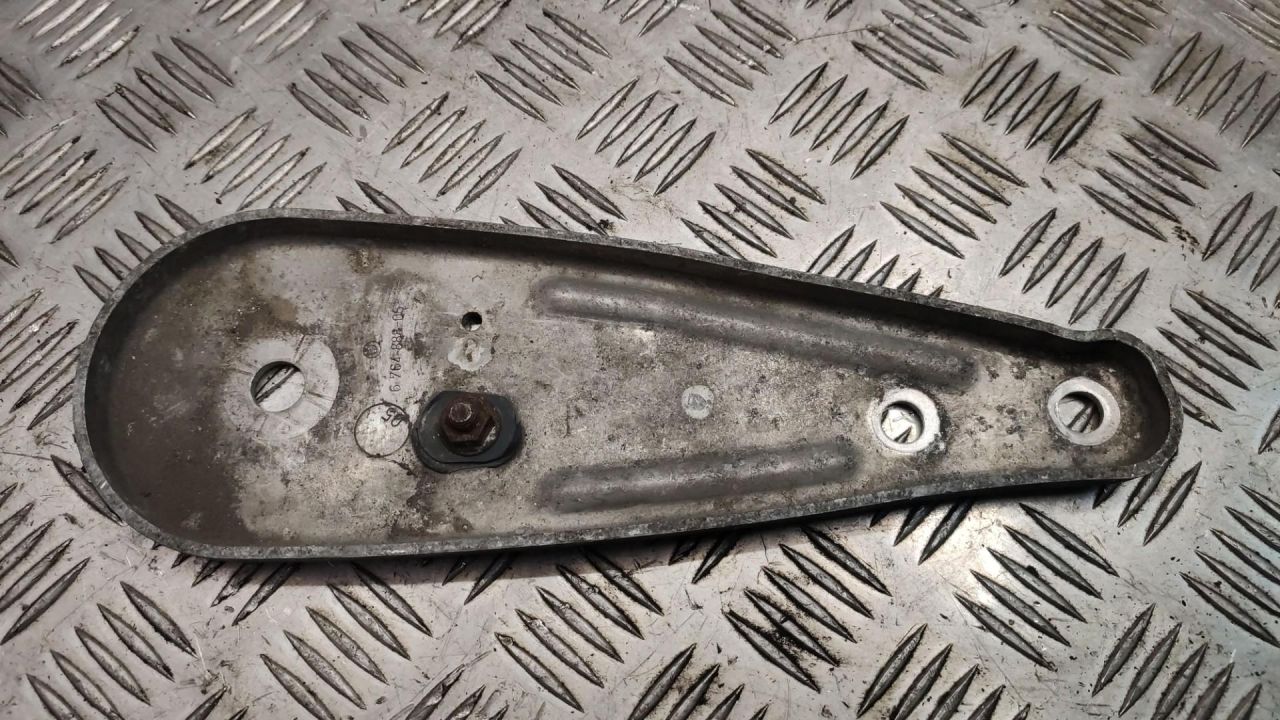 кронштейн (крепление) BMW 5 серия E60/E61 2006, 6764888 - фото №1